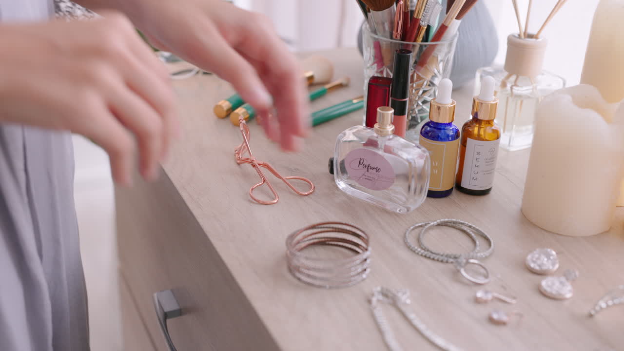 보석, 화장품 테이블과 팔 ⁇ 를 가진 여자