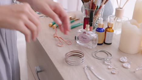 joyas, mesa cosmética y mujer con una pulsera