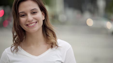 una foto de cerca de una hermosa mujer sonriente