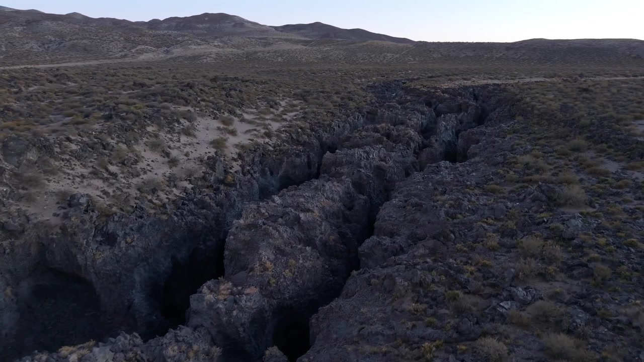 Spettacolari riprese aeree di una profonda fessura di roccia vulcanica che attraversa il paesaggio arido della Riserva La Payunia a Mendoza, Argentina.