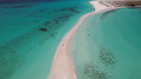 Wunderschönes-Blaues-Wasser-Und-Weiße-Sandstrände-Der-Insel-Cayo-De-Agua