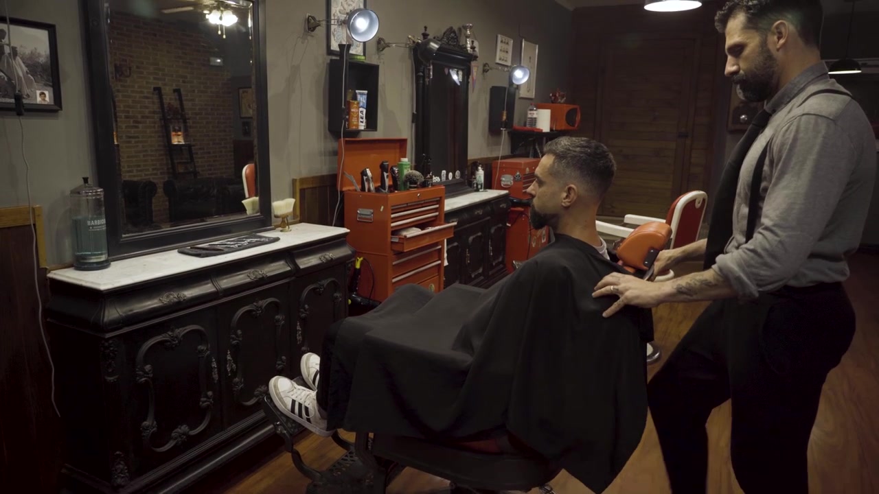 Barber arbejder på sin kunde i barbersalonen - nærbillede