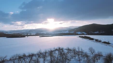 impresionante vista aérea de drones del vasto paisaje vacío de campo blanco como la nieve