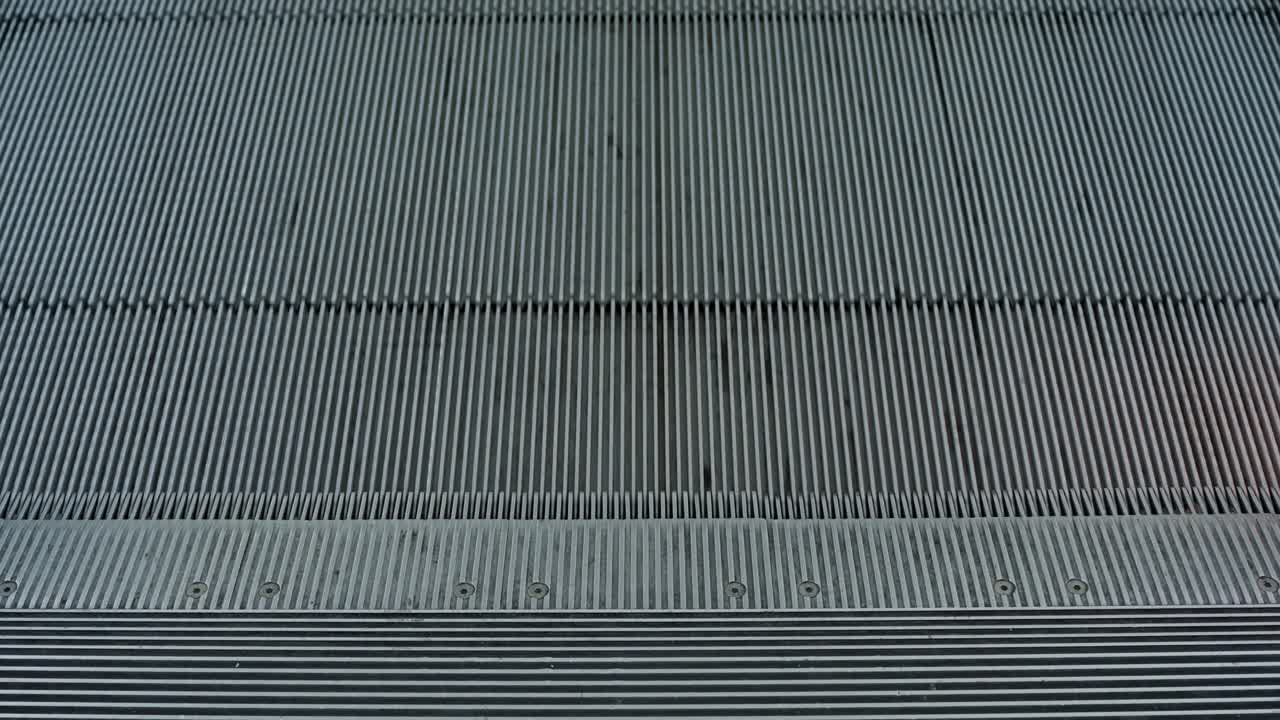 escalera mecánica en movimiento vacía, de cerca