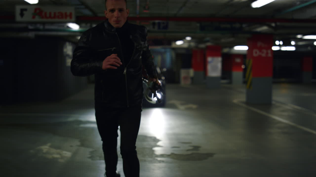 警察車から逃げる犯罪者