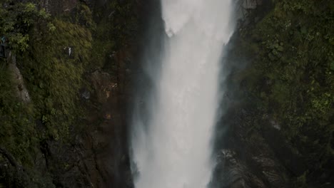 Oben-Blick-Auf-Die-Tosenden-Kaskaden-Des-Pailón-Del-Diablo-Bei-Banos,-Ecuador