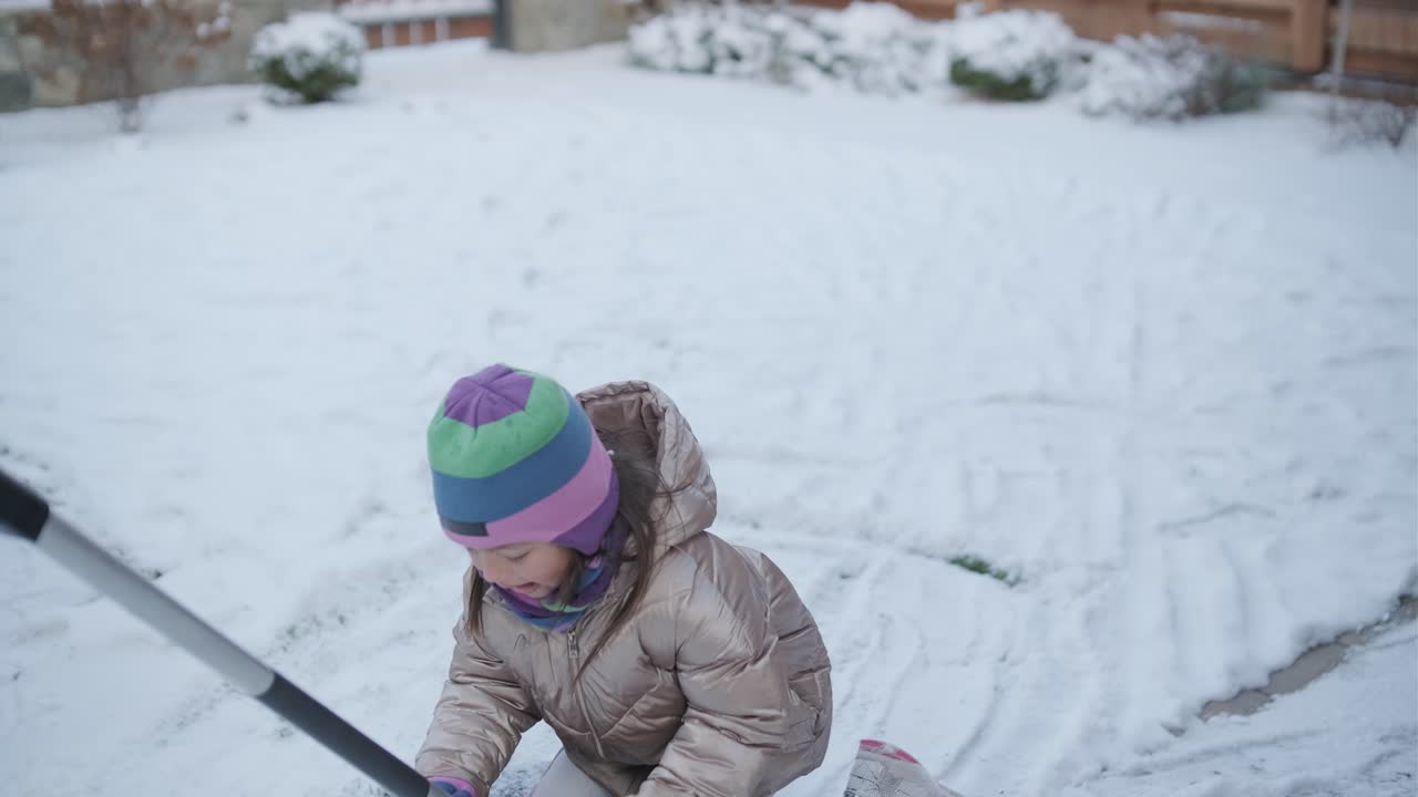 abuelo y nieta divirtiéndose en la nieve