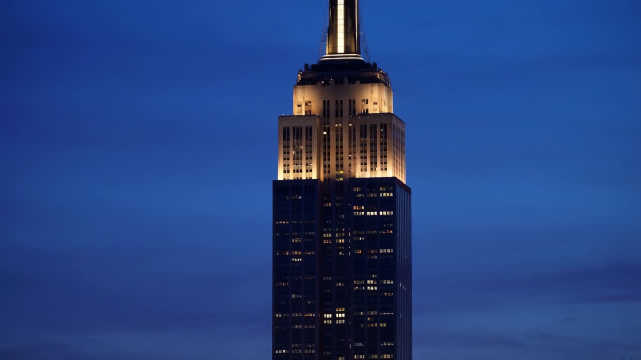 L'Empire State Building illuminato di notte a New York