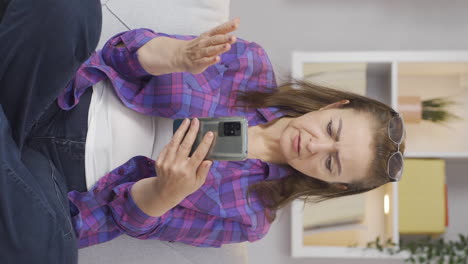 video vertical de una mujer decepcionada en los mensajes.
