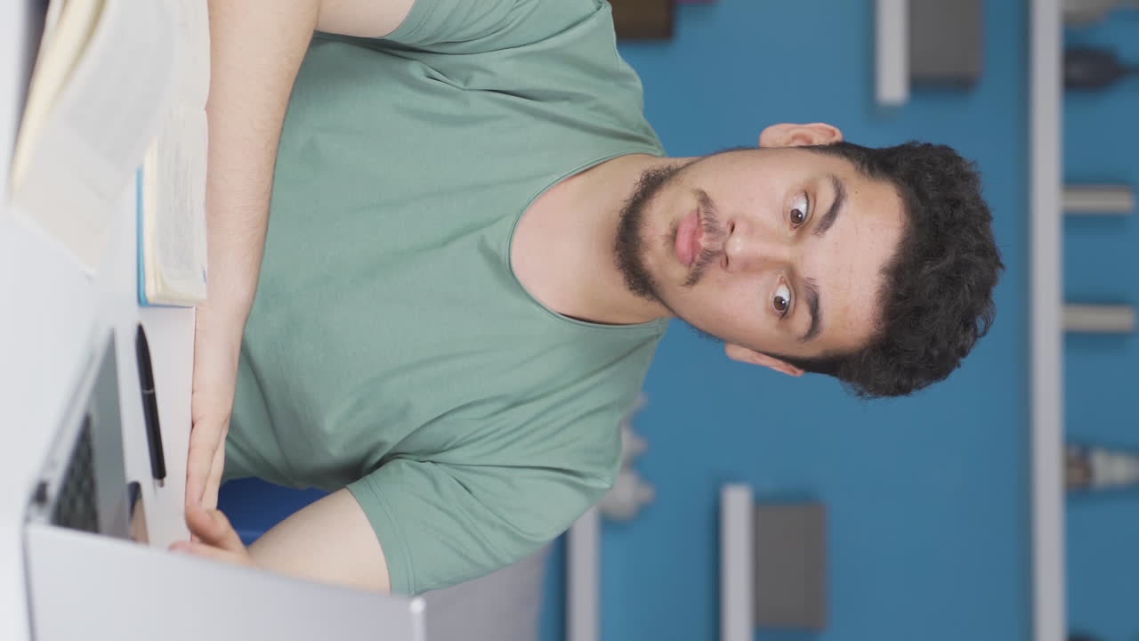 이 소식에 놀랐고 행복한 남학생의 수직 비디오입니다.