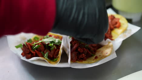 rociar cilantro picado en un plato de tacos callejeros - serie de camiones de comida