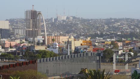 Las-Imponentes-Estructuras-De-Tijuana-Se-Elevan-Detrás-De-La-Frontera-México-Estados-Unidos.