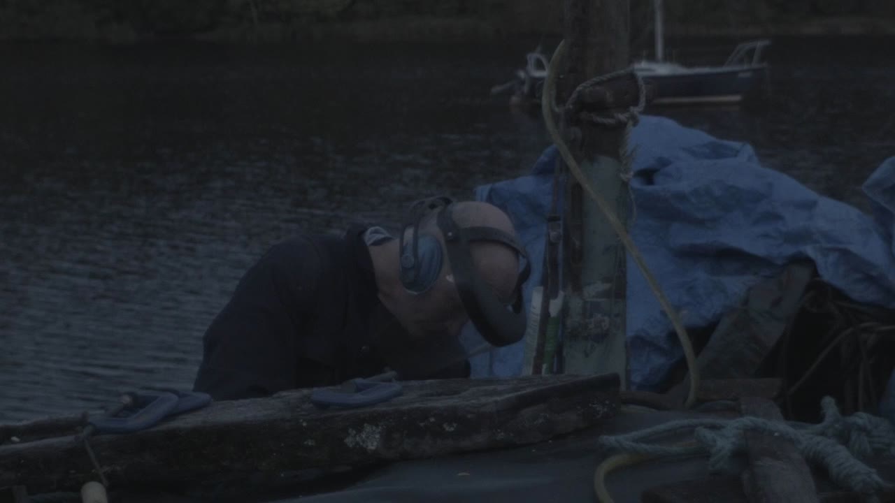 밤에 갈고 있는 남자 앵글 그라인딩 스파크 플라잉