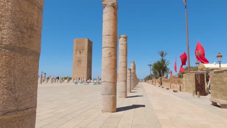 Ikonischer-Hassan-Turm-Inmitten-Von-Steinsäulen,-Rabat,-Marokko---Panorama