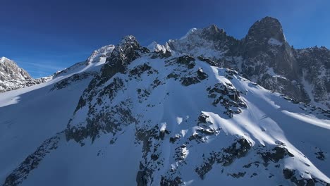 vista aérea del pico de la montaña de nieve en los alpes franceses en un día soleado, cielo azul claro, mont blanc, chamonix
