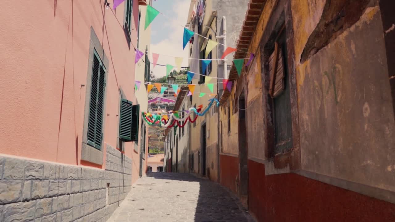 callejón festivo colorido en una ciudad portuguesa