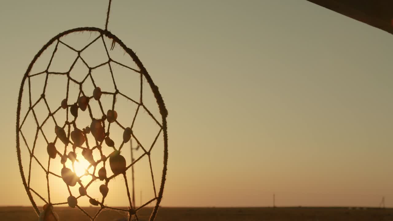 Acchiappasogni al tramonto in riva al mare