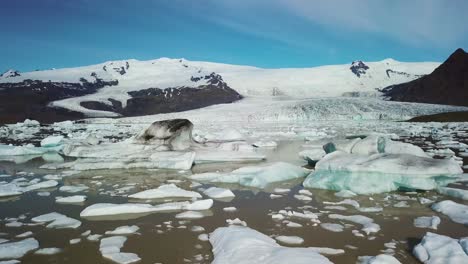 Langsame-Luftaufnahmen-über-Die-Massive-Gletscherlagune,-Die-Mit-Eisbergen-Bei-Fjallsarlon-Island-Gefüllt-Ist,-Deutet-Auf-Globale-Erwärmung-Und-Klimawandel-Hin-9