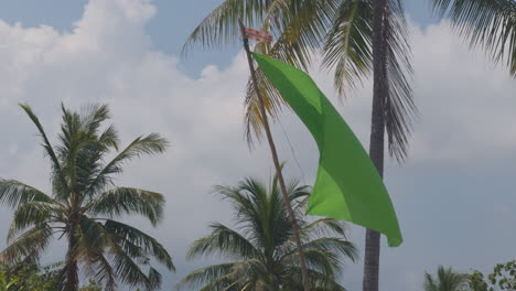 bandera verde ondeando sobre koh yao yai, la playa de las orillas de arena