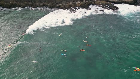 Surfing-heights,-surfers-riding-waves-at-Carrizalillo-beach,-Puerto-Escondido,-Oaxaca,-Mexico