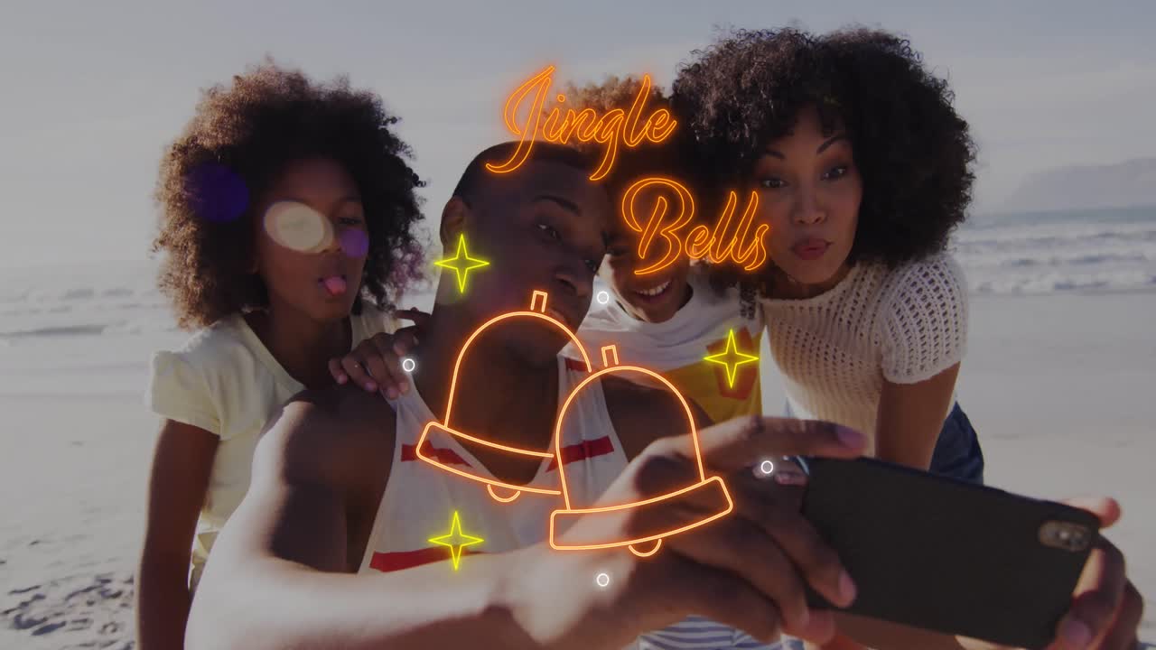 animación de campanas de jingle sobre una feliz familia afroamericana tomando una selfie en la playa