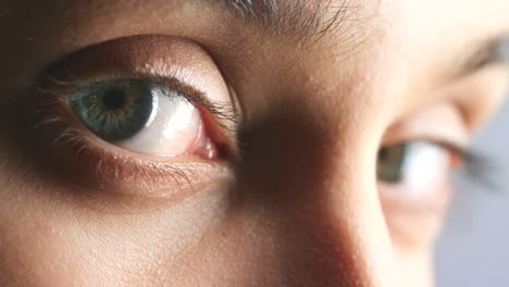 ojos, secreto y visión de un retrato de mujer