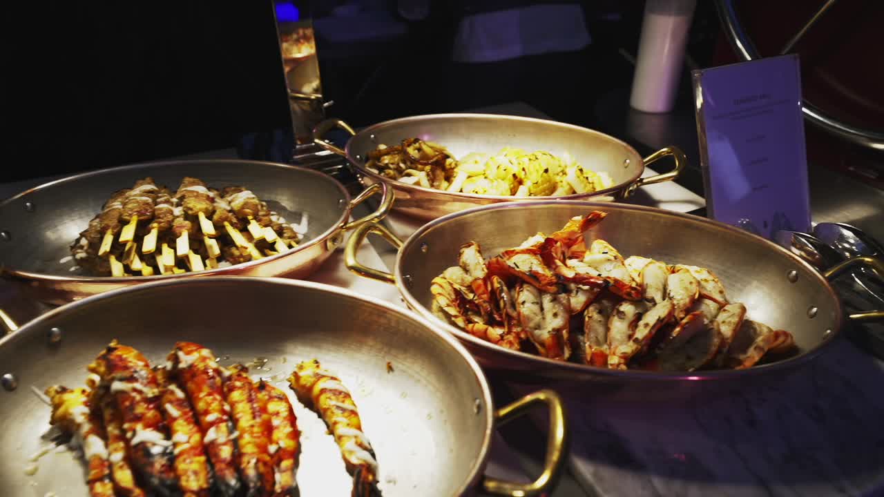 밤에는 호텔 이벤트의 다채로운 푸드 스테이션에서 다양한 음식 꼬치