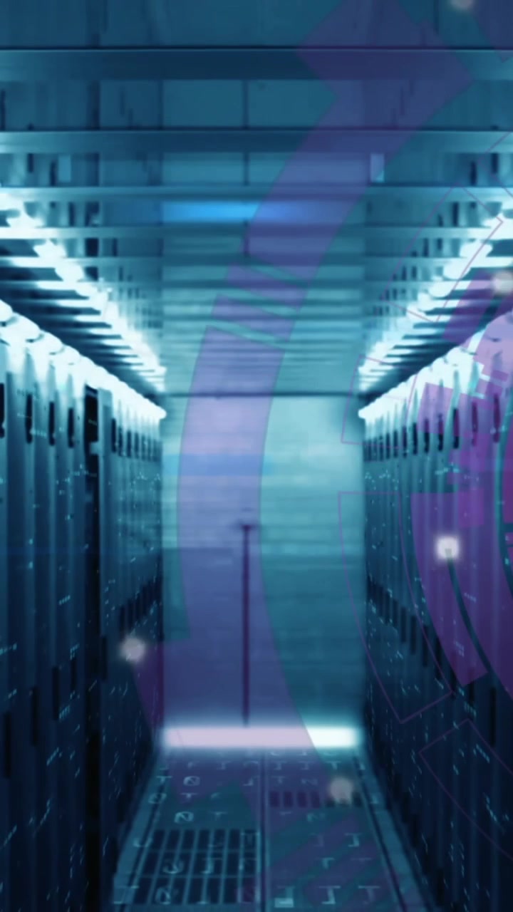 Animation af indlæsningscirkler, søjler og computersprog over dataserverrum