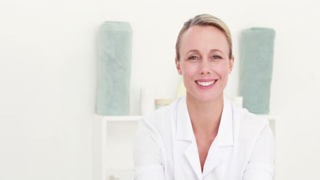 fisioterapeuta haciendo masaje de espalda a su paciente