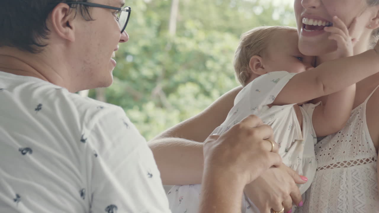 부모 는 아기 와 함께 즐거운 시간 을 보내고 있다