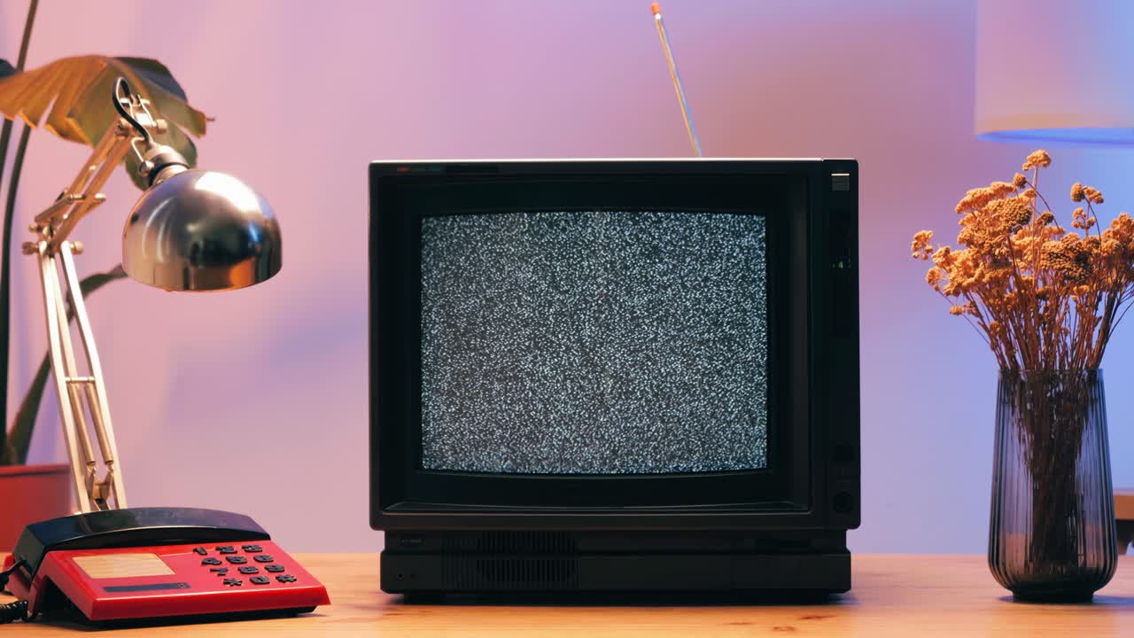 ретро телевизор, винтажный телевизор в ностальгической настройке, ретро-телевизор показывает зерно на экране, страшное устройство для хэллоуинской ночи, хорошее для хроматического ключа и зеленого экрана. высококачественный 4k кадр