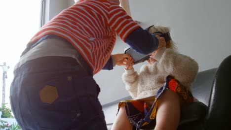 hermanos usando auriculares de realidad virtual en la sala de estar en casa 4k