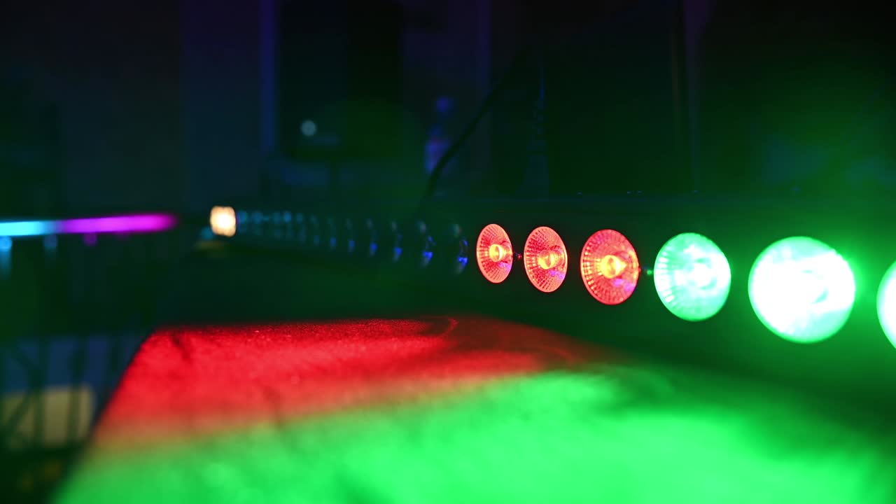 fondo brillantes luces de colores parpadeantes iluminación de vacaciones en la discoteca atracción evento festival.