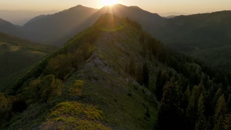 Fpv-Aéreo-Sobre-La-Cordillera-De-Travesía-Y-El-Bosque-Al-Atardecer