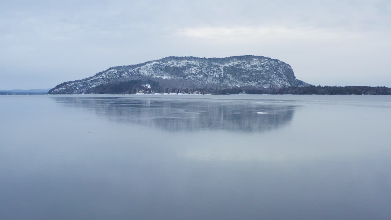마운트 키네오 공중과 함께 무스헤드 호수 표면에 형성된 얼음