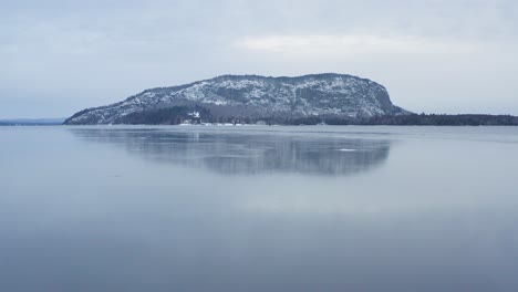 Hielo-Formado-En-La-Superficie-Del-Lago-Moosehead-Con-Antena-De-Monte-Kineo