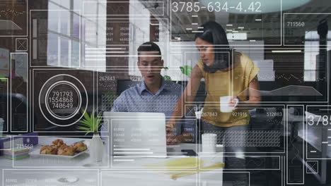 animación del procesamiento de datos sobre diversos colegas que discuten el trabajo en la oficina