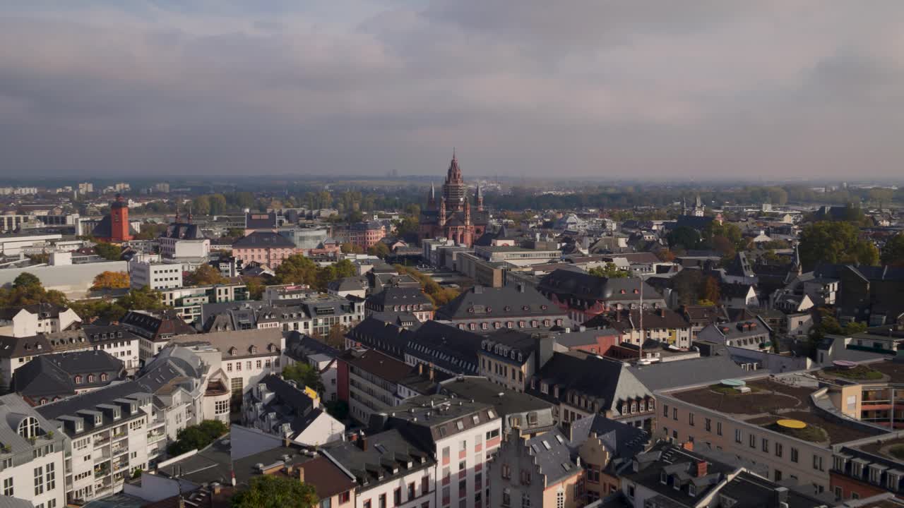Tempo soleggiato ma nuvoloso su Magonza che mostra, ripreso con un drone, il Duomo in costruzione e il fiume Reno con il suo vecchio ponte sullo sfondo