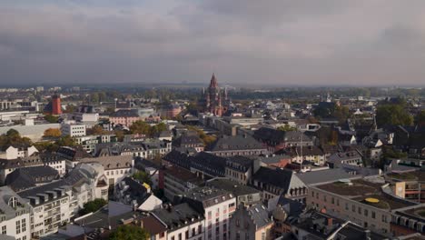 Sonniges,-Aber-Bewölktes-Wetter-über-Mainz-Mit-Einer-Im-Bau-Befindlichen-Drohnenkuppel-Und-Dem-Rhein-Mit-Seiner-Alten-Brücke-Im-Hintergrund