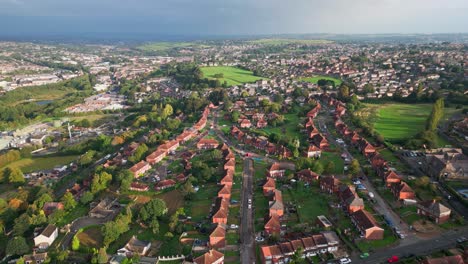 viviendas urbanas en yorkshire: vista aérea de la finca del consejo de ladrillo rojo, capturando la esencia de una mañana soleada y un barrio bullicioso