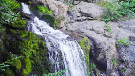 Cascada-Entre-Rocas-Cubiertas-De-Musgo.