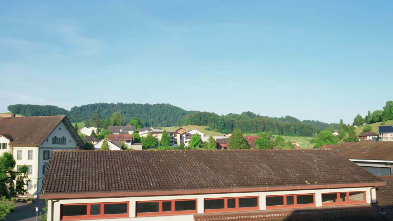 스위스 의 한 마을 의 웅장 한 초원 과 숲 이 있는 사진