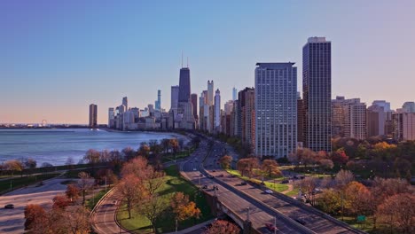 Chicago-Lake-Shore-Conduce-El-Tráfico-En-Hora-Punta-Con-El-Horizonte-De-La-Ciudad