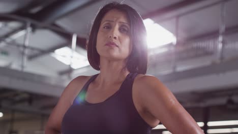 retrato de una mujer madura con ropa de fitness de pie en el gimnasio lista para hacer ejercicio