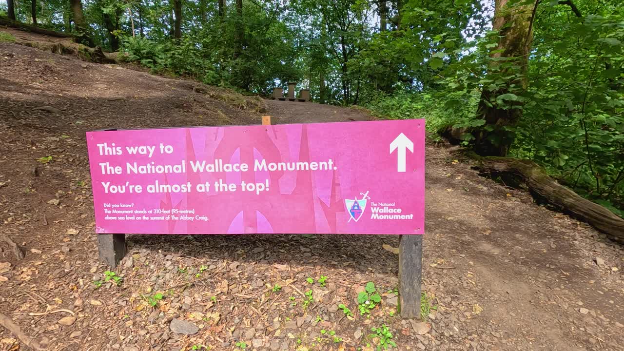 역사적인 월러스 기념비로 가는 길