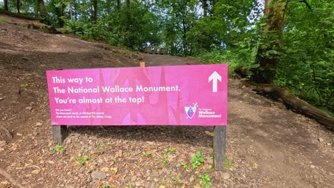 el sendero que conduce al histórico monumento de wallace