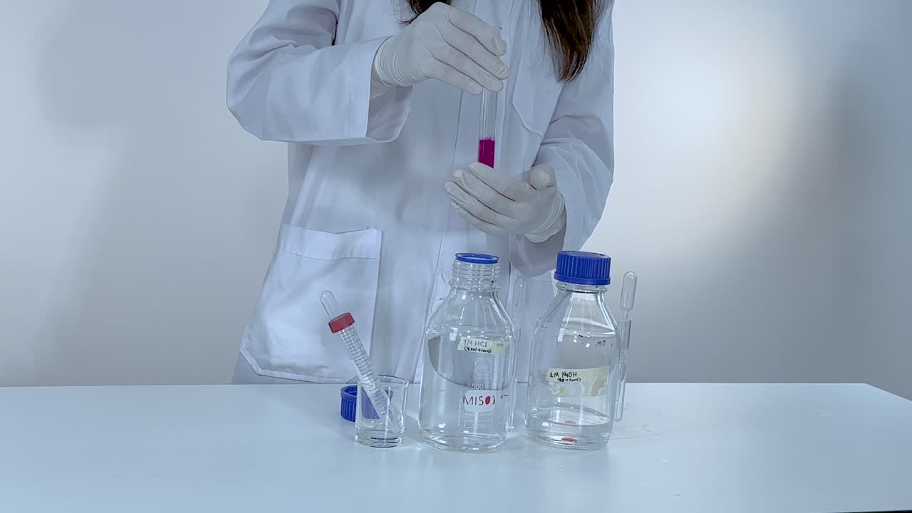 demostrando el cambio de color con las bases utilizando fenolftalina