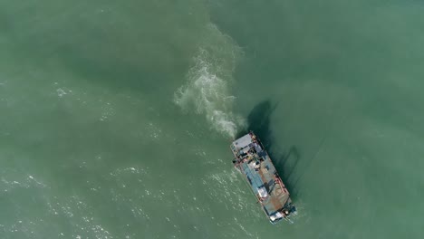 de arriba hacia abajo de un barco o embarcación marítima que trabaja mariscos crudos