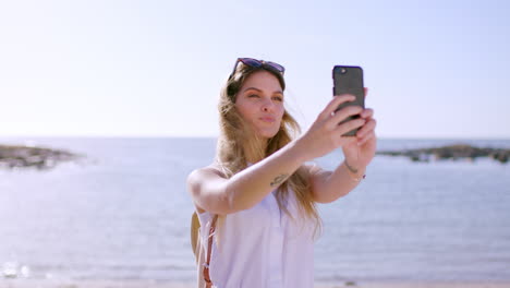 mujer, playa y selfie con teléfono para viajar