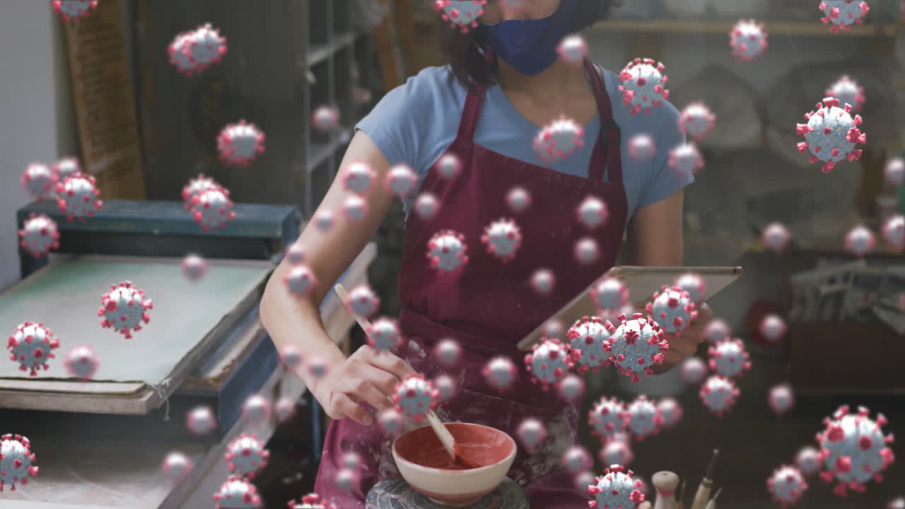 얼굴 마스크를 쓰고 있는 백인 여성 위의 바이러스 세포의 애니메이션